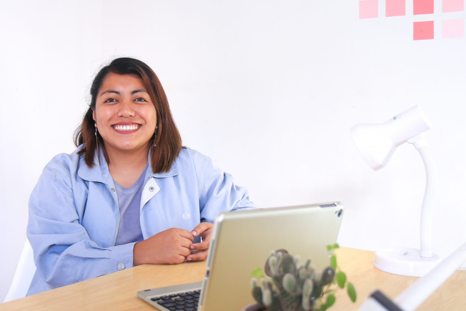 Femme au travail avec un ordinateur.