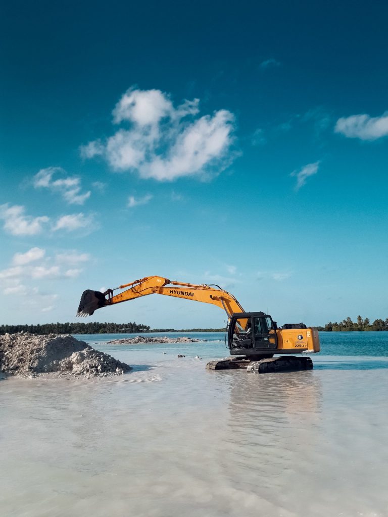 Machine sur un chantier dans l'eau.