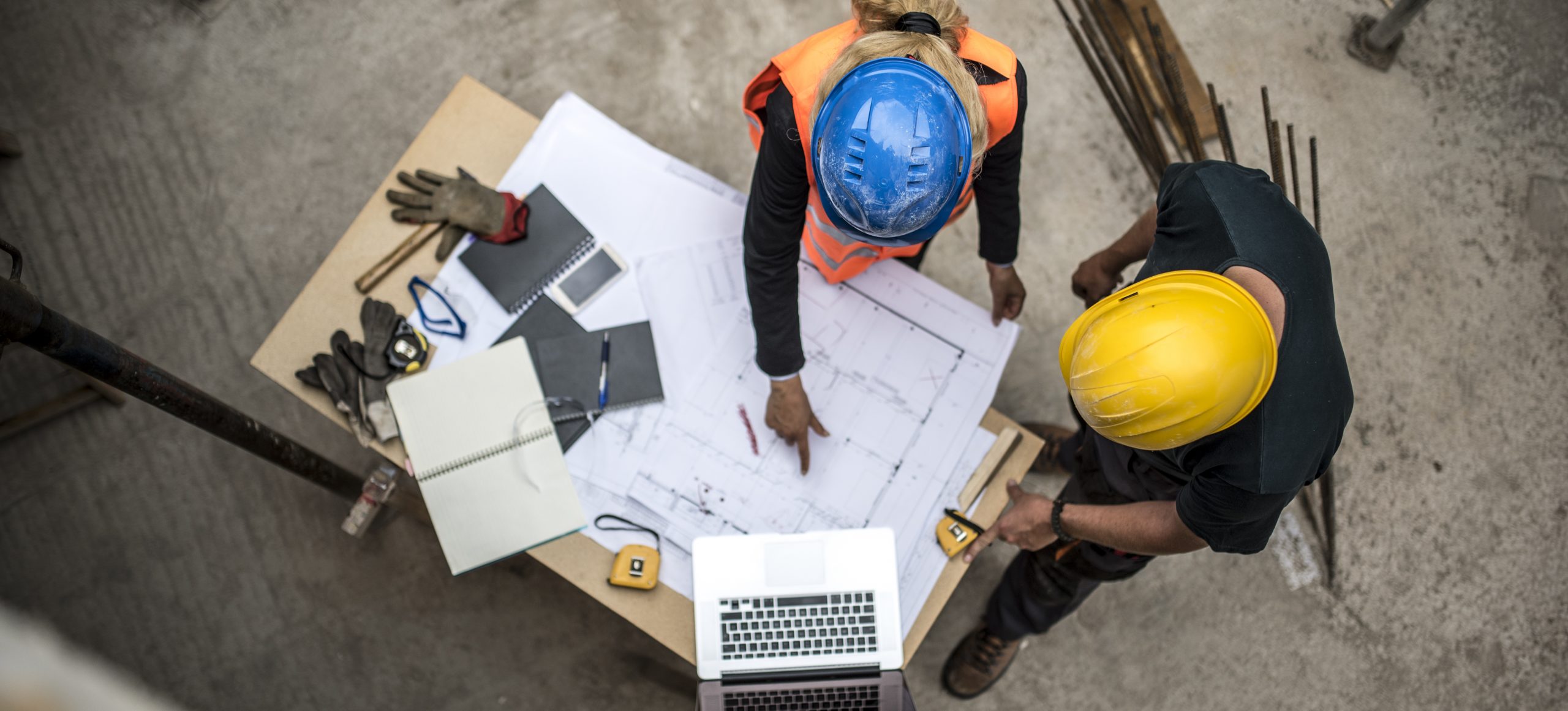 Deux travailleurs sur un chantier
